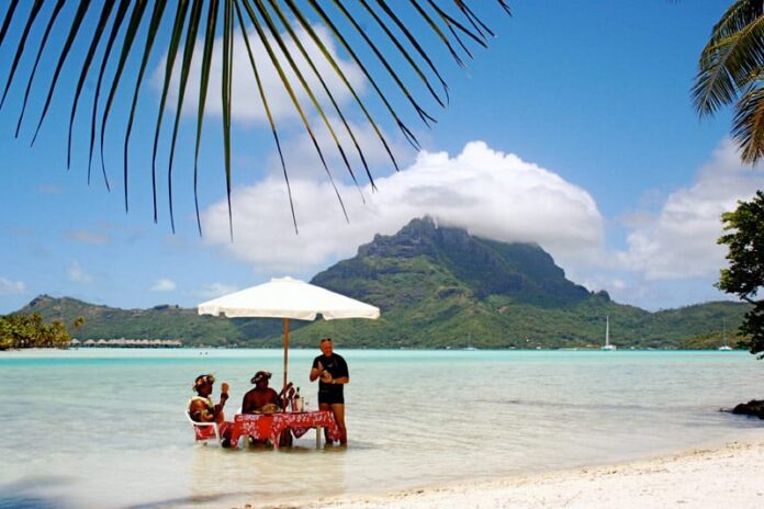 eating-in-lagoon Eating Lunch in Bora Bora