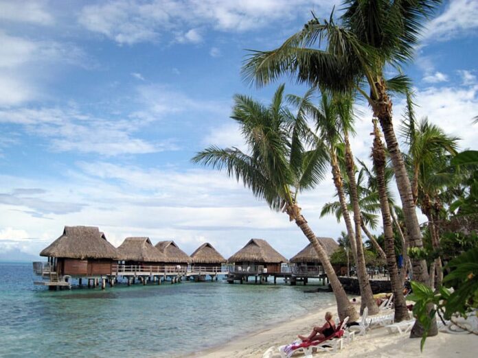 Hotel Maitai Polynesia private beach.
