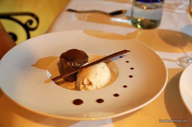 Chocolate cake with vanilla ice cream | boraboraphotos.com