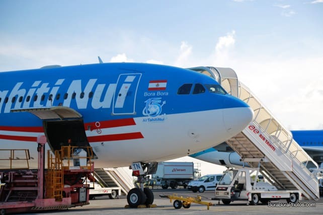 Air tahiti nui airlines loading plane | boraboraphotos.com