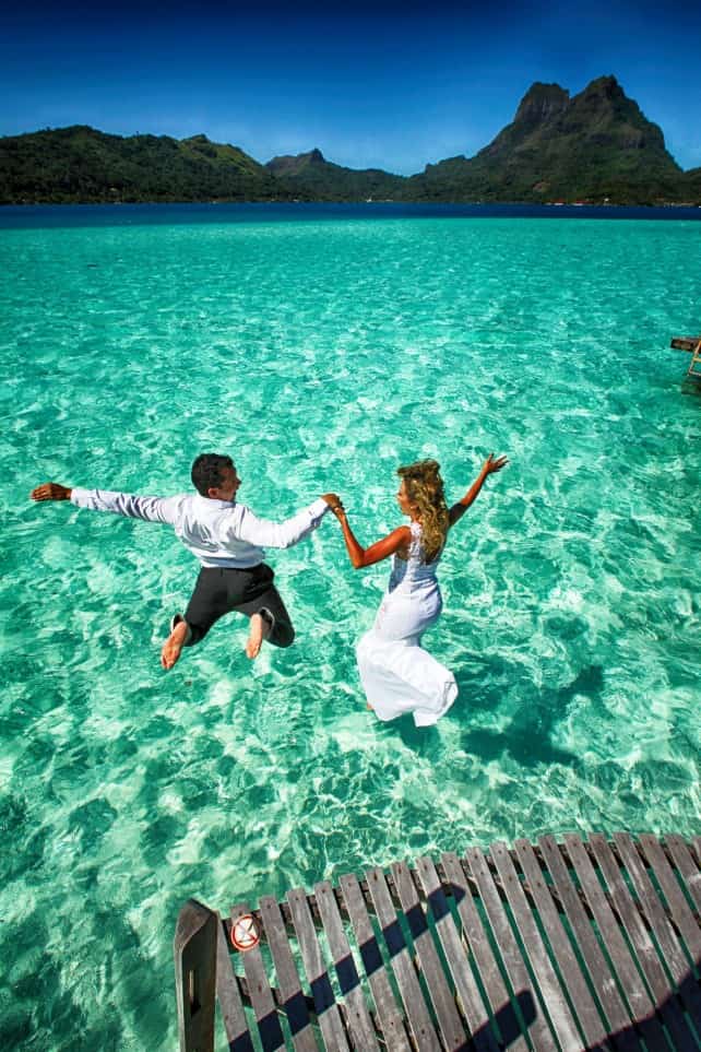 Married Couple jumping into Lagoon | boraboraphotos.com
