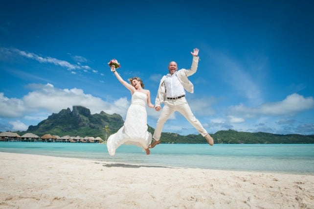 newly weds in Bora Bora | boraboraphotos.com #borabora #wedding